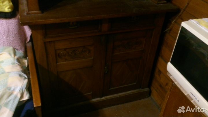 Старинный антикварный шкаф буфет