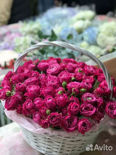 Корзинка из кустовых роз