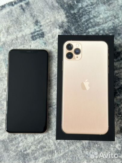 iPhone 11 pro max 256 gold