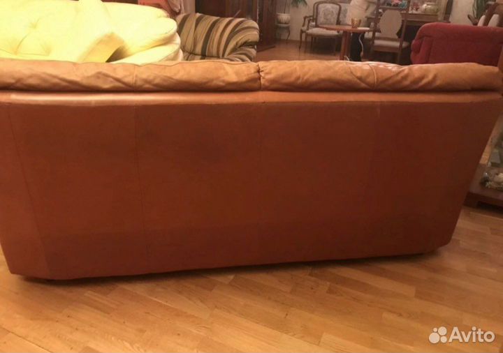 Кожаный диван