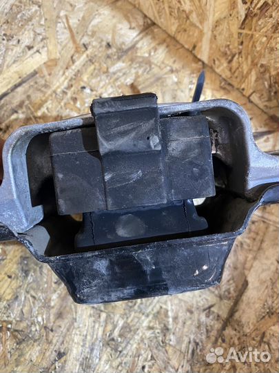 Подушка кпп volkswagen passat b7