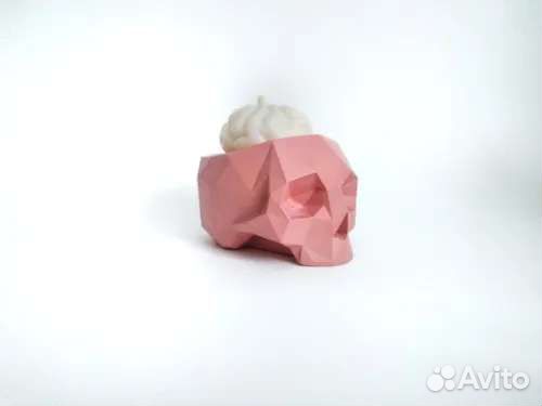 Подсвечник из бетона (череп) и свеча (мозг)