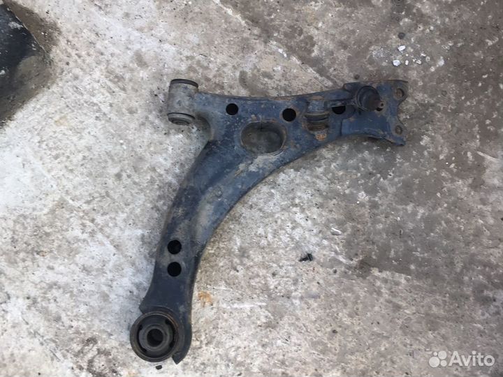 Рычаг нижний правый toyota corona st-190