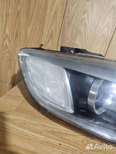 Фара правая Audi Q7 4L сломано стекло,на запчасти