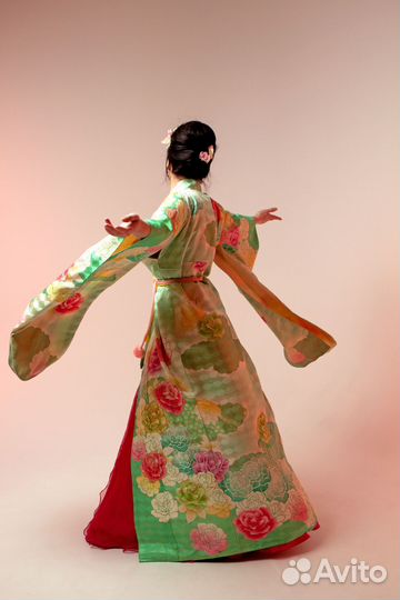 Женские шелковые кимоно из Японии