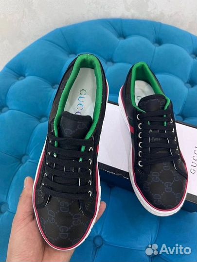 Кроссовки и кеды женские