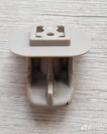 Крючок козырька солнцезащитного Chrysler Voyager