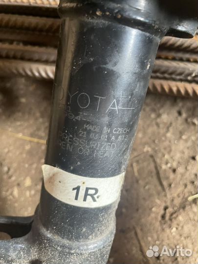 Передние стойки(аммортизаторы) camry v70-75