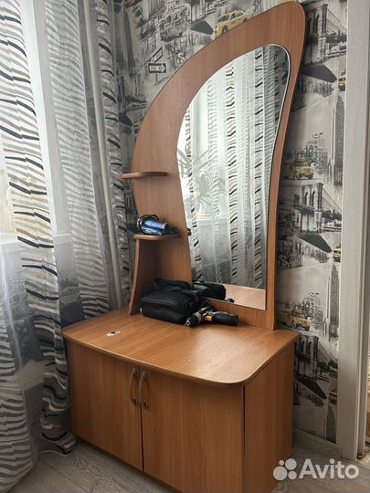 Трюмо с зеркалом