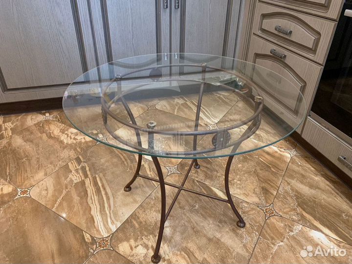 Стол стеклянный