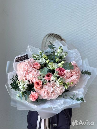 Букет из роз сорта «Лондон Ай» и гортензий