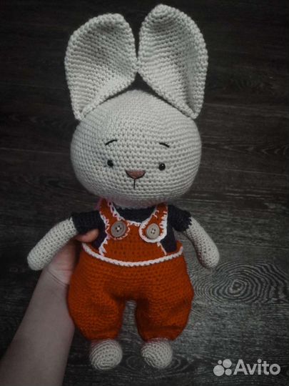 Вязаный крючком зайка