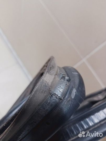 Уплотнитель багажника Avensis II 2003-2008