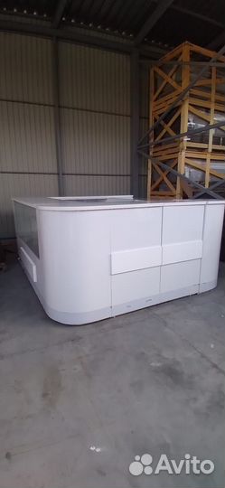 Торговая витрина/островок из лдсп белого цвета