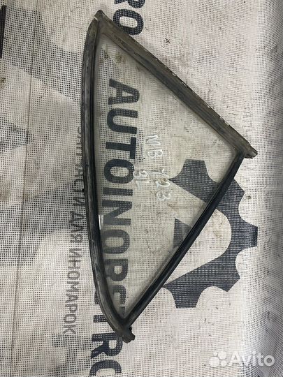 Форточка задней левой двери Mercedes W123 седан