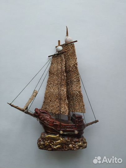 Кораблик парусник из ракушек