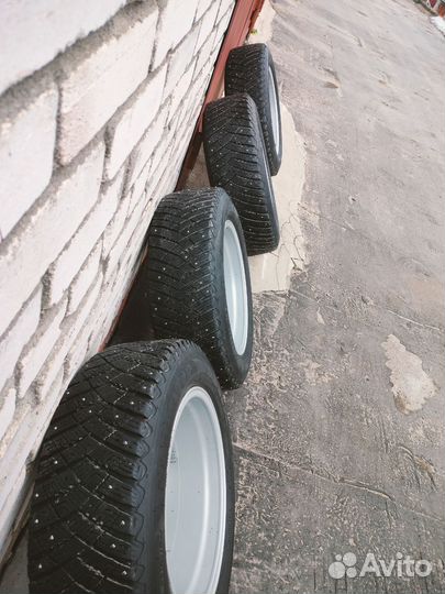 Goodyear Ultra Grip Ice Arctic 2 215/65 R17 99T