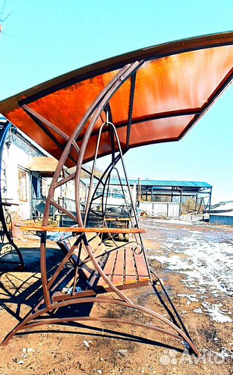 Садовые качели,с виноградной лозой