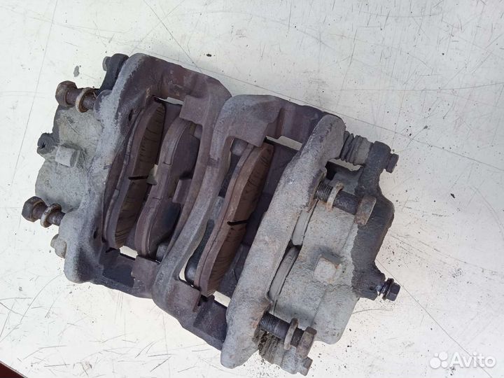 Суппорт тормозной передний Nissan Terrano 2 Ниссан