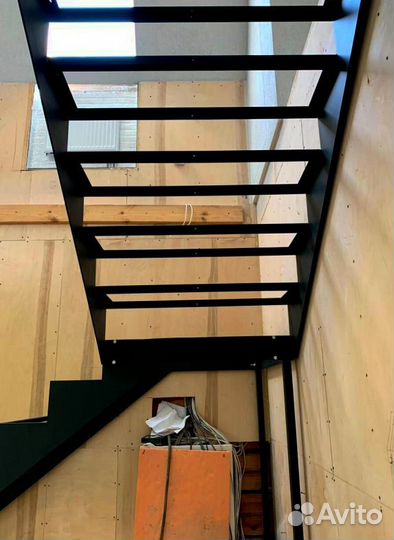 Лестницы г-образные под ключ
