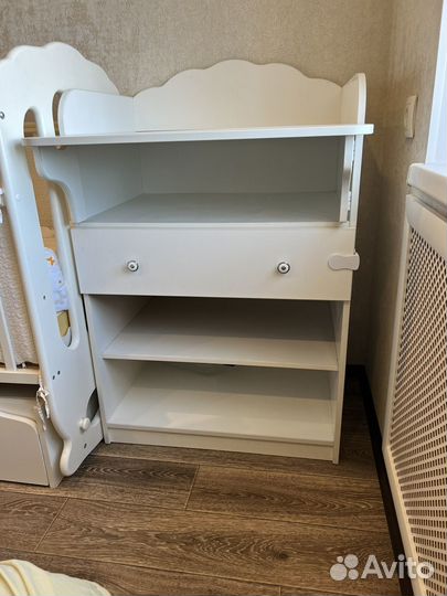 Детская кровать и пеленальный комод