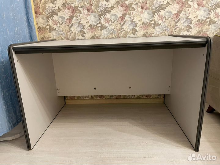 Стол письменный серый