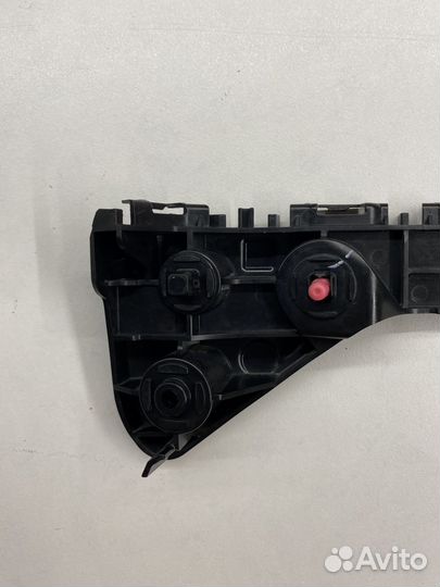 Направляющая переднего бампера правая Toyota Hilux