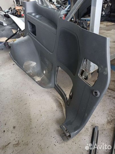 Обшивка багажника задняя правая Lexus LX 570