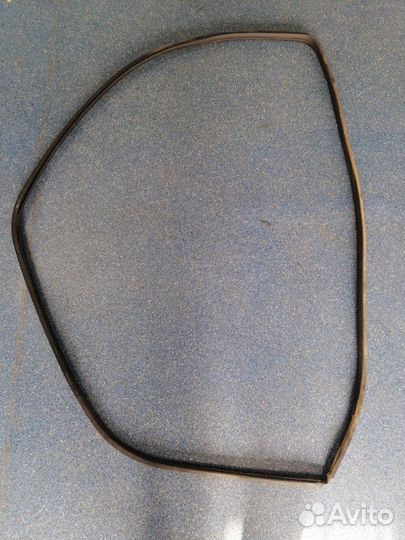 Уплотнитель проема двери передний правый Toyota