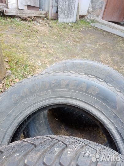 Goodyear UltraGrip 215/65 R16 98