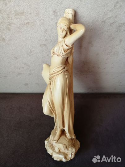 Статуэтка девушка с кувшином СССР