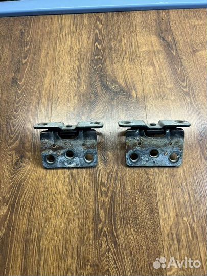 Петля крышки багажника задняя Volvo Xc90