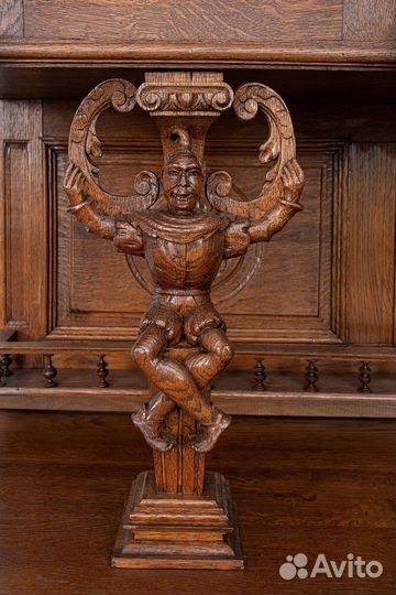 Высокий старинный буфет из массива. Неоренессанс