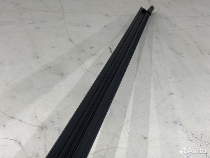 Уплотнитель стекла передний правый KIA K5 DL3