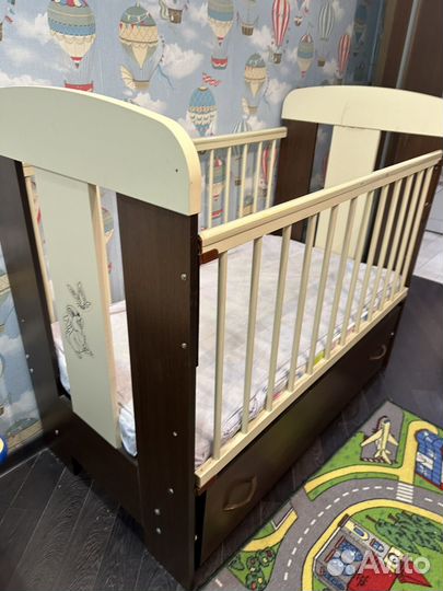 Детская кроватка с маятником