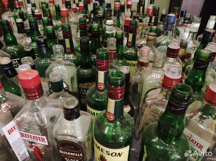 Пустые бутылки из под алкоголя