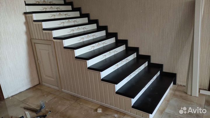 Обшивка лестницы деревом