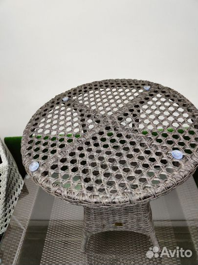 Кресло, столик