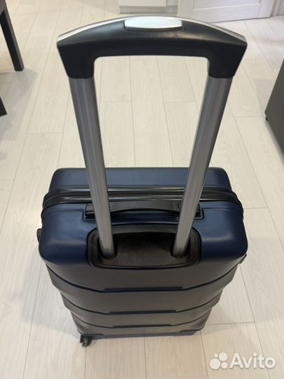 Чемодан на колесах М