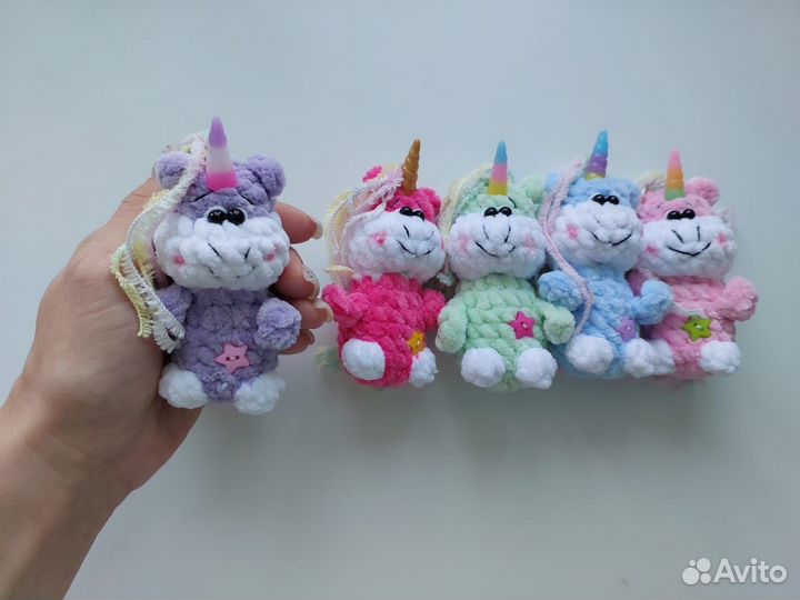 Вязаные брелки единорог