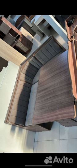 Кухонный уголок со столом и стульями