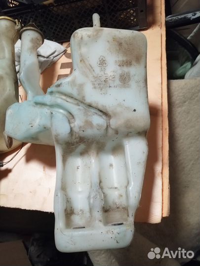 Бачок омывателя Митсубиси Каризма