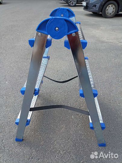 Стремянка двухсторонняя 3 ступени