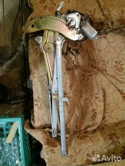 Стеклоподъемник на тойота ипсум 10-15