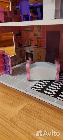 Кукольный домик с мебелью