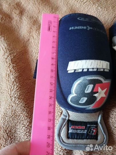 Налокотник хоккейный защитный