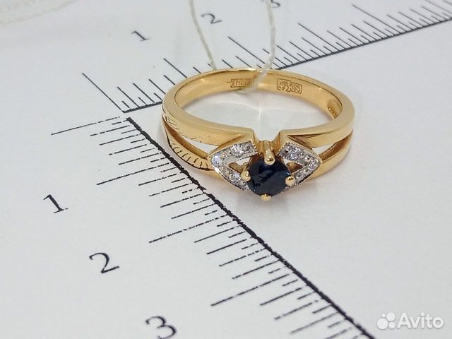 Кольцо с природным камнем Золото