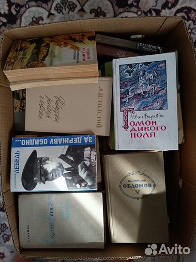 Много книг в коробке