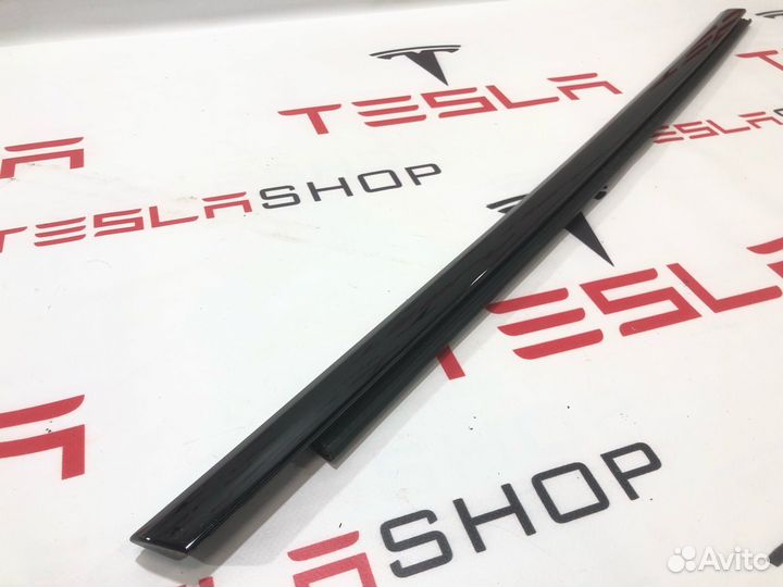 Молдинг двери передней правой Tesla Model S
