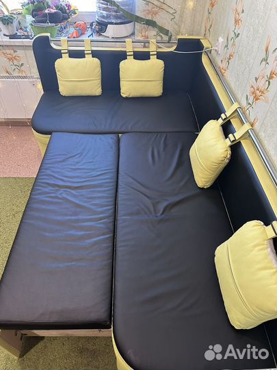 Кухонный уголок со спальным местом и столом